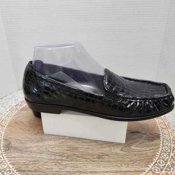NWOT SAS Women's Black Crocodile Style Slip on Loafers 8 Narrow - Picture 3 of 7
